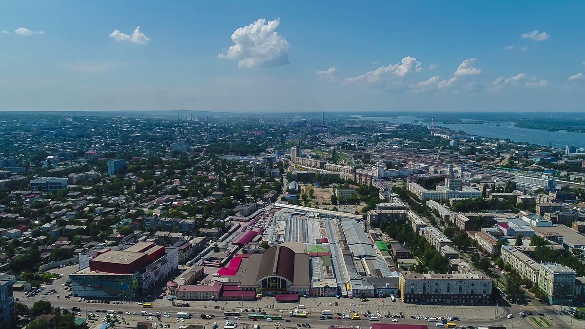 На картах Екатеринослава ХVIII - ХІХ веков можно увидеть изображение озера, которое когда-то было на месте нынешнего Центрального рынка На картах Екатеринослава ХVIII - ХІХ веков можно увидеть изображение озера, которое когда-то было на месте нынешнего Центрального рынка