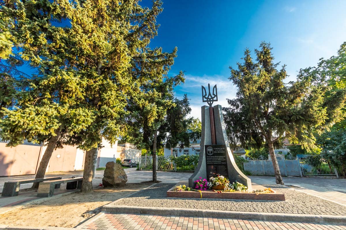 Монумент находится возле школы №103