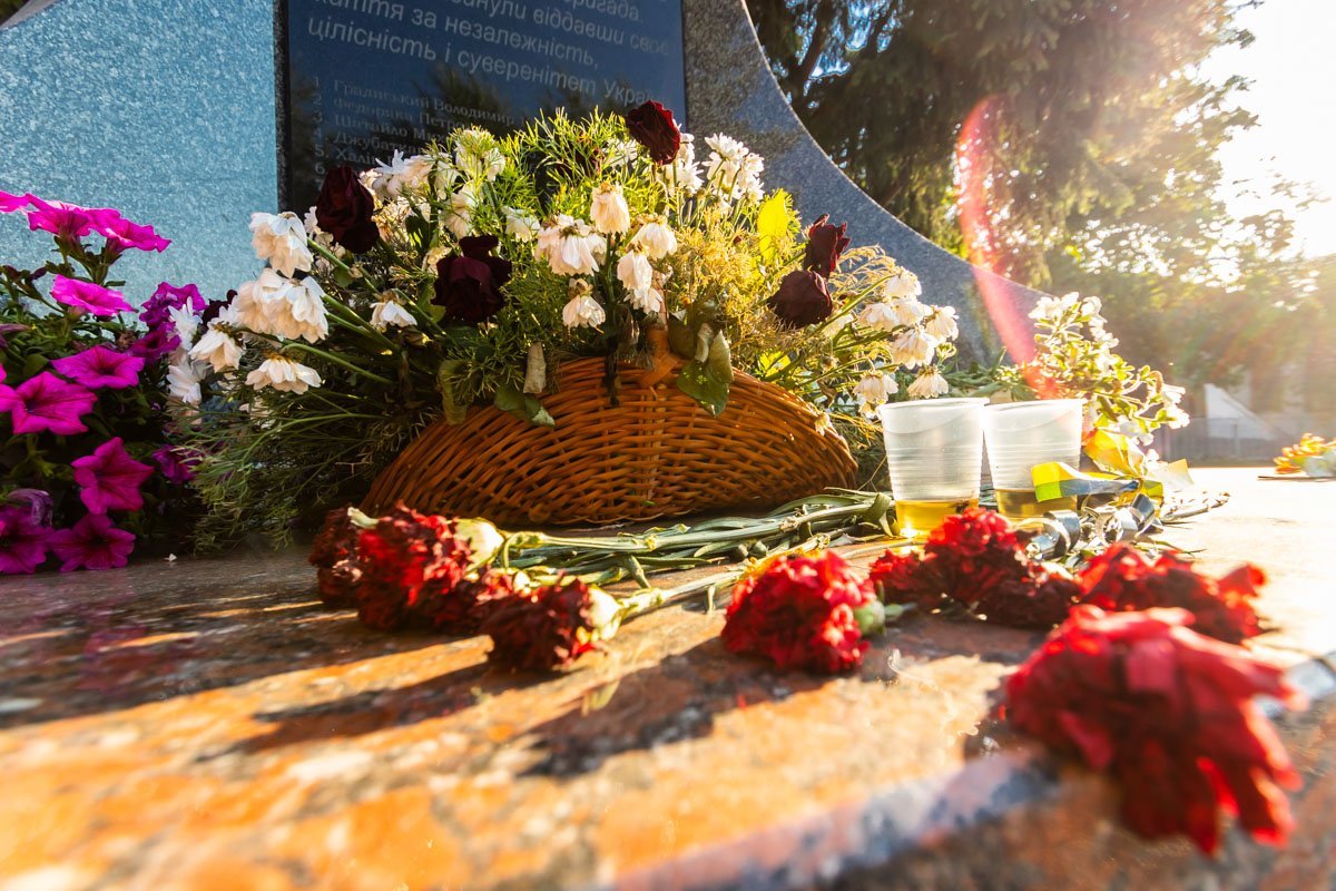 В знак памяти люди приносят к монументу цветы