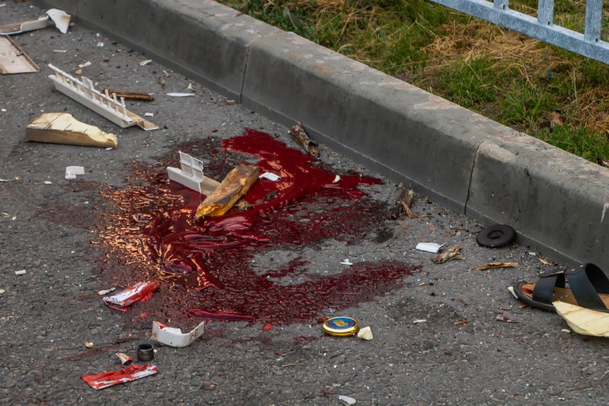 Женщина, которая была в грузовике потеряла много крови Женщина, которая была в грузовике потеряла много крови