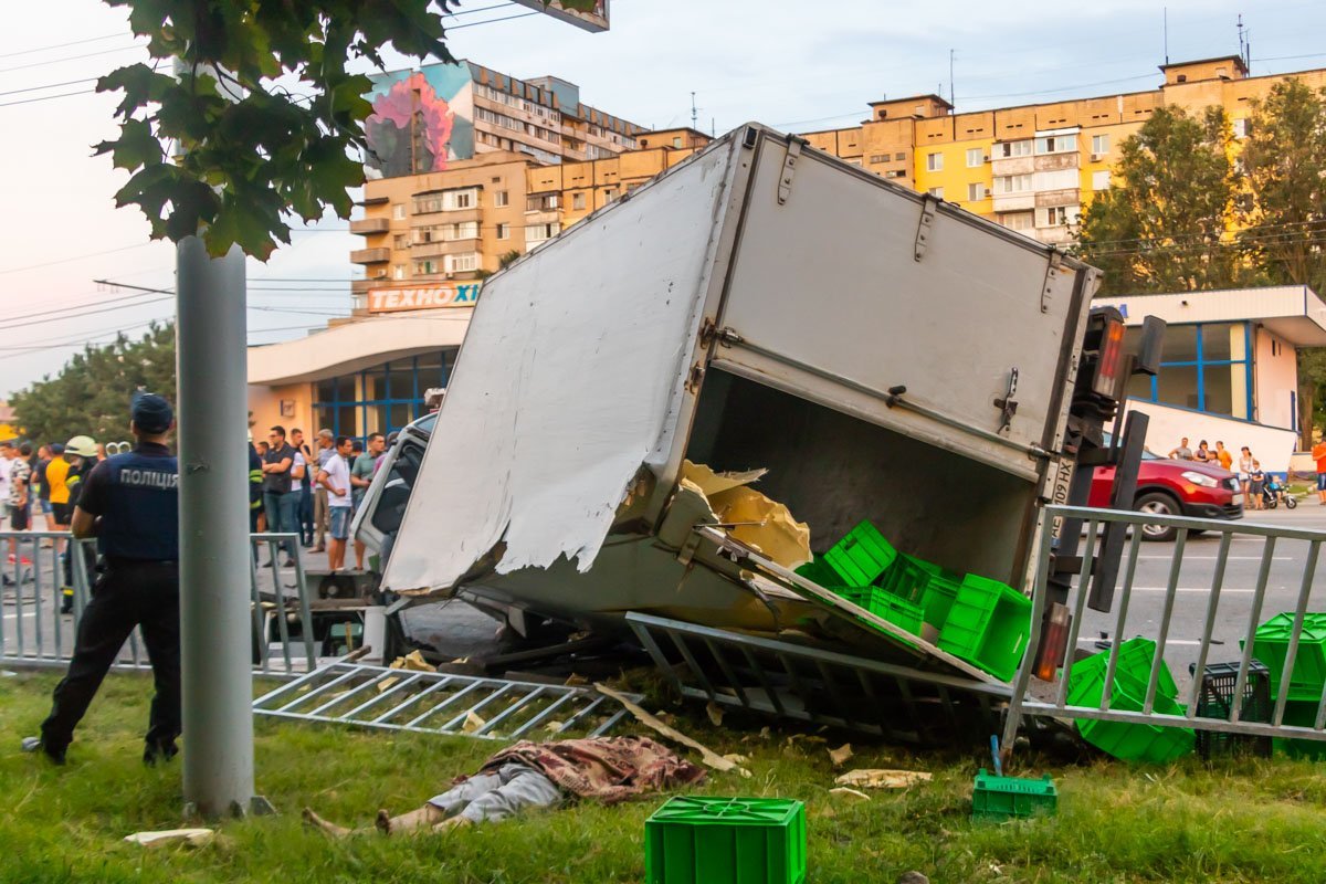 Из кузова грузовика вылетели коробки Из кузова грузовика вылетели коробки