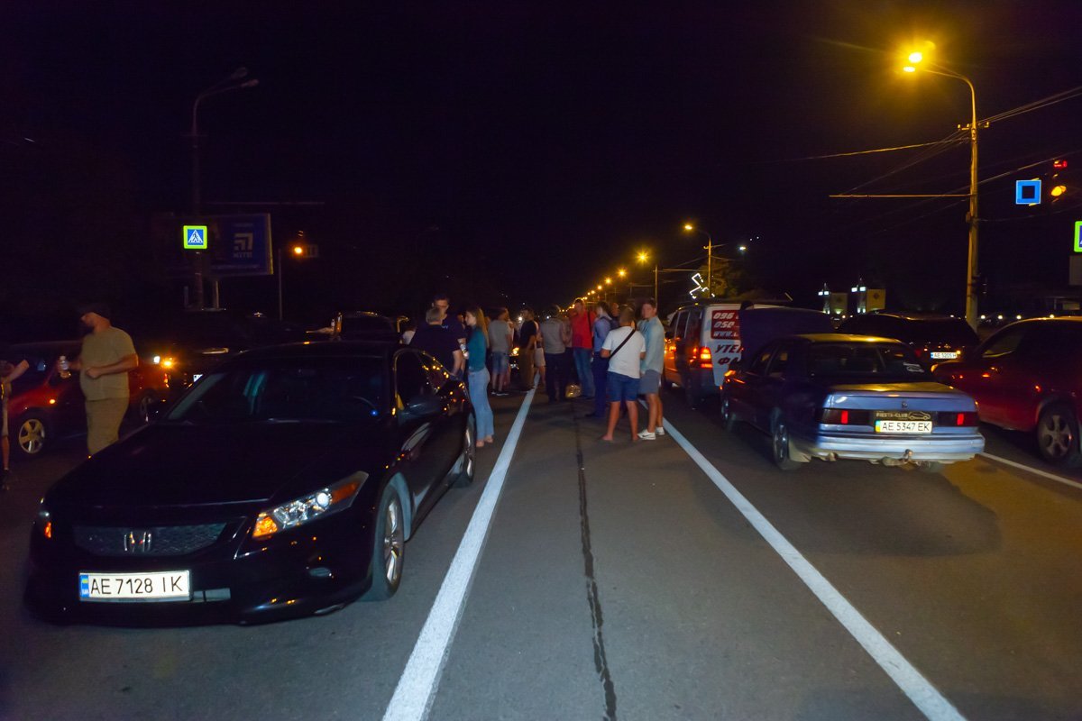 На Набережной Победы местные жители перекрыли дорогу