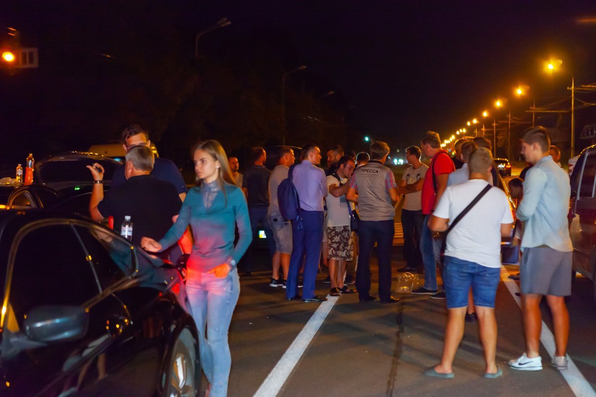 На проезжей части было около 20 человек 