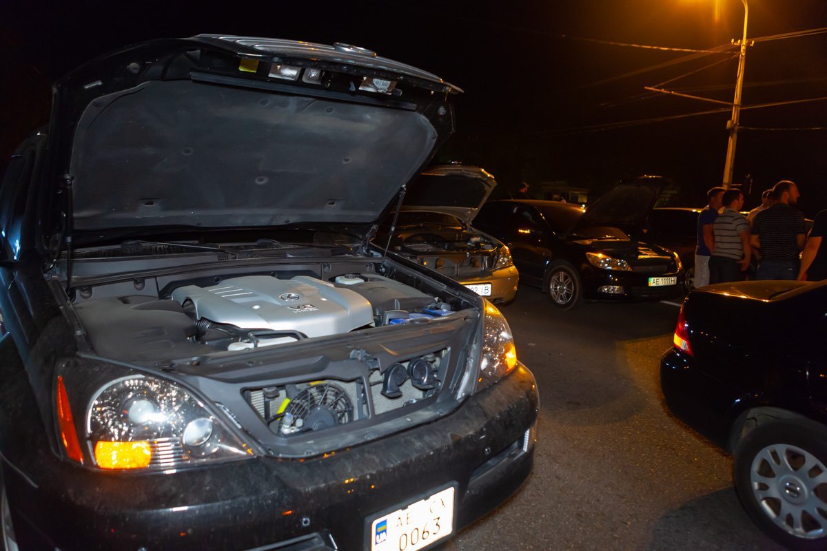 И около 10 автомобилей