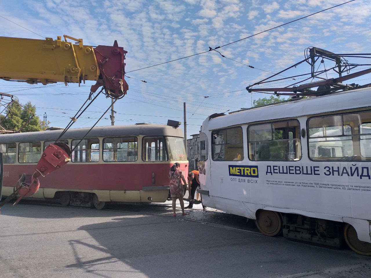 На место прибыли представители коммунальных служб и трамвайного депо