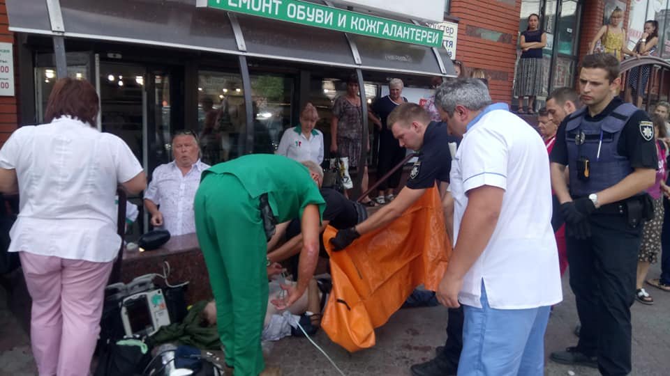 Полиция и "скорая" пытались оказать помощь мужчине Полиция и "скорая" пытались оказать помощь мужчине