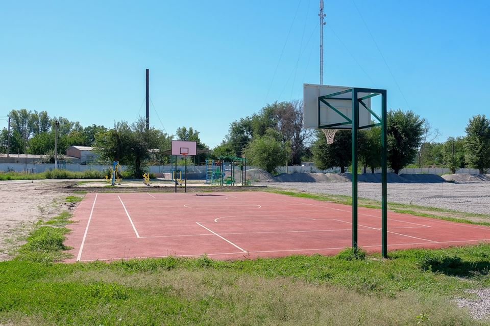 Здесь будет футбольное поле, баскетбольная площадка и беговые дорожки