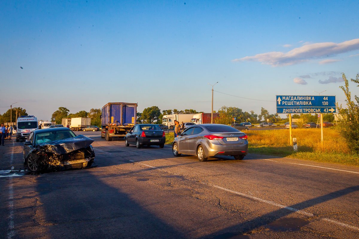 На Полтавском шоссе между Лобойковкой и Елизаветовкой столкнулись легковой автомобиль Audi и автобус с пассажирами На Полтавском шоссе между Лобойковкой и Елизаветовкой столкнулись легковой автомобиль Audi и автобус с пассажирами