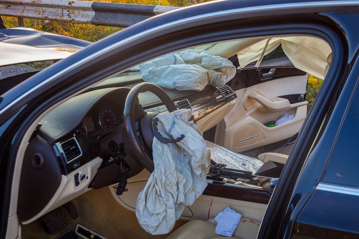 В Audi сработали подушки безопасности В Audi сработали подушки безопасности