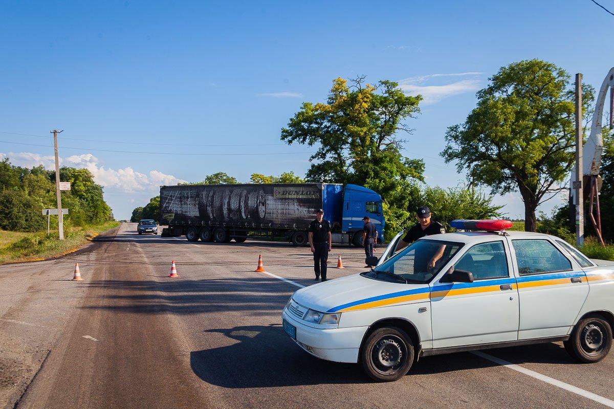 Полиция перекрыла дорогу в радиусе 2 километров