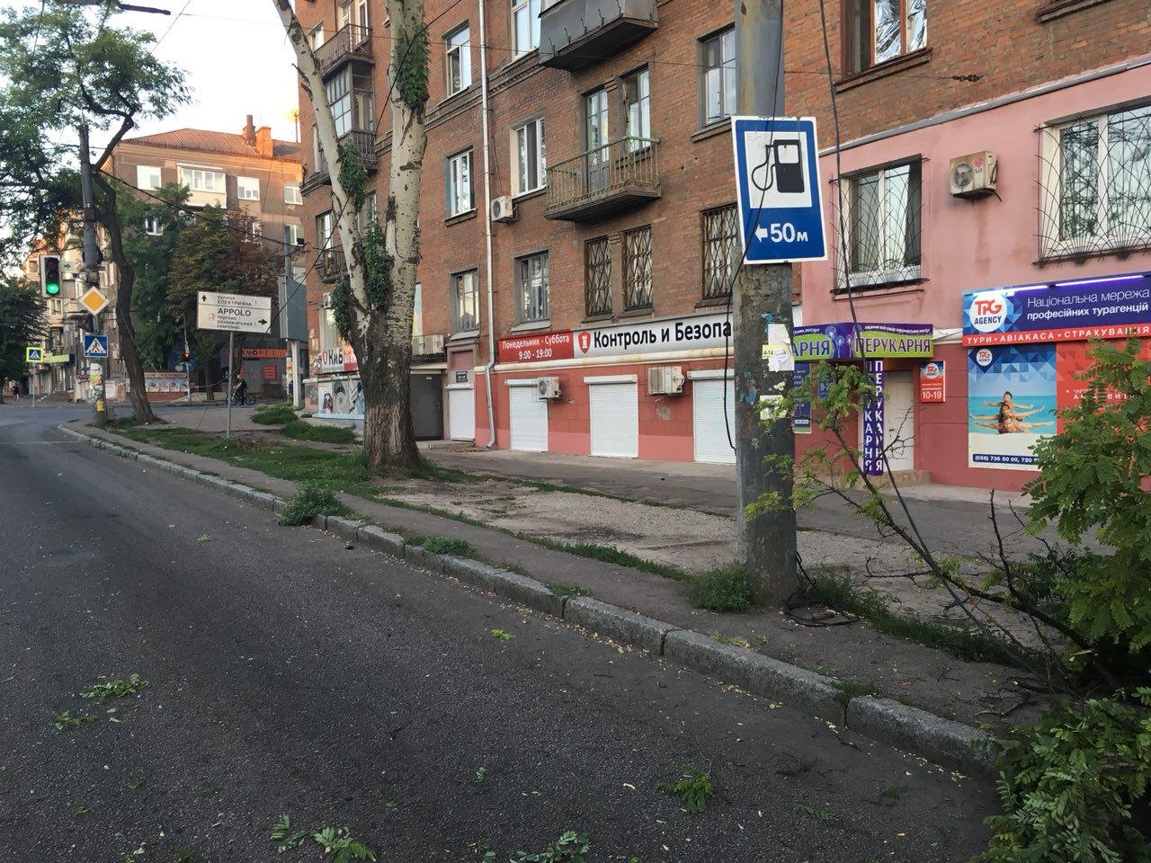 И заблокировало одну полосу движения в сторону квартала