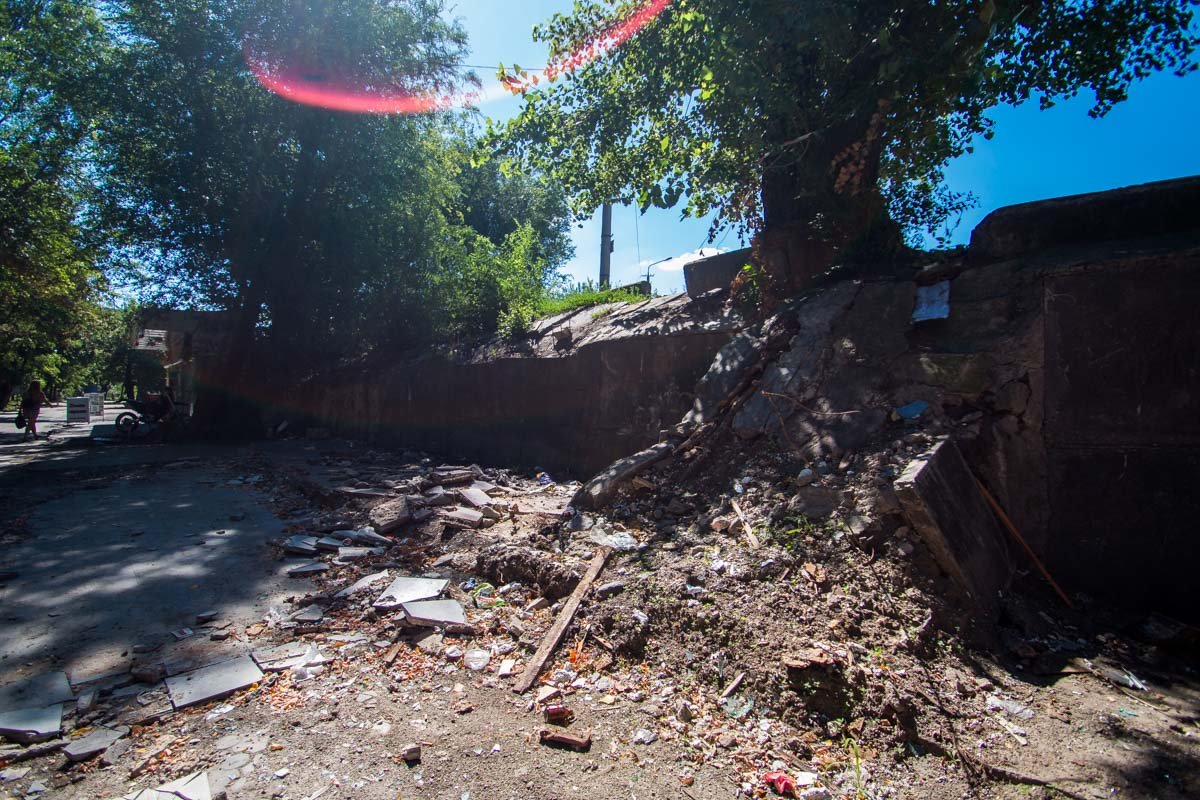 На месте киосков сейчас неухоженно и грязно На месте киосков сейчас неухоженно и грязно