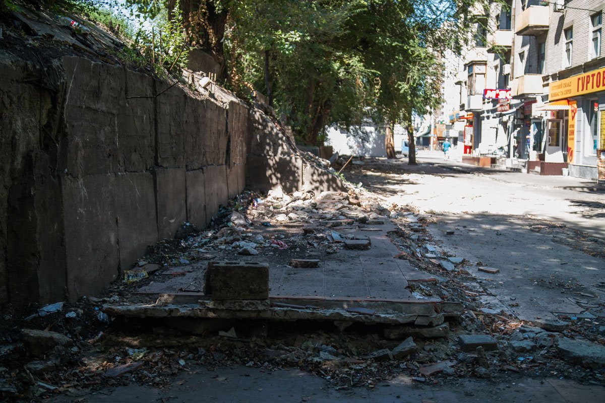 Бетонные ограждения в аварийном состоянии Бетонные ограждения в аварийном состоянии