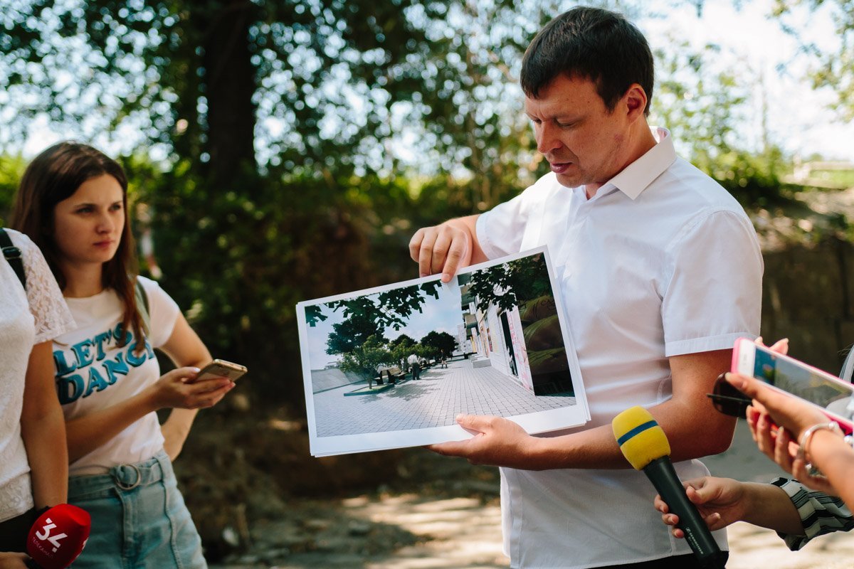 Руслан Мороз показывает один из вариантов будущего парка Руслан Мороз показывает один из вариантов будущего парка