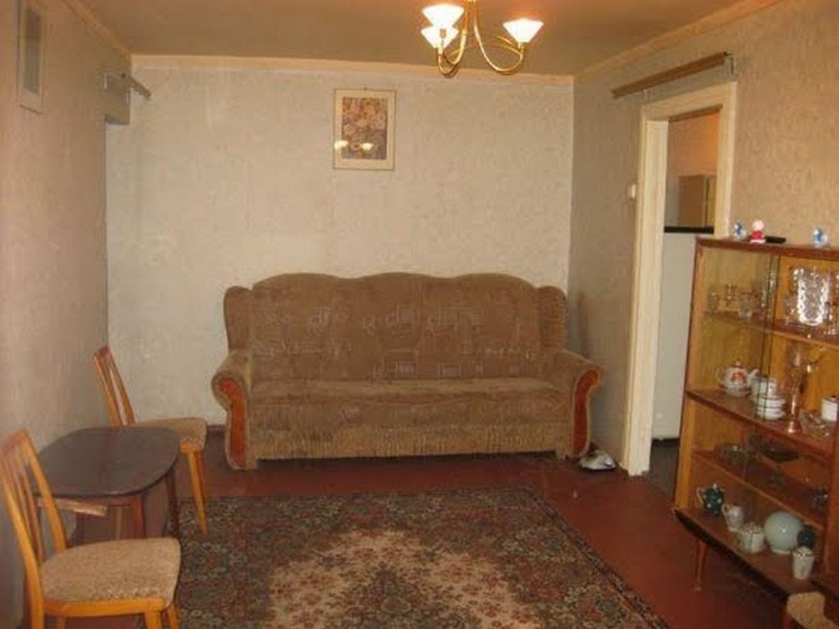 В квартире давно не меняли мебель В квартире давно не меняли мебель