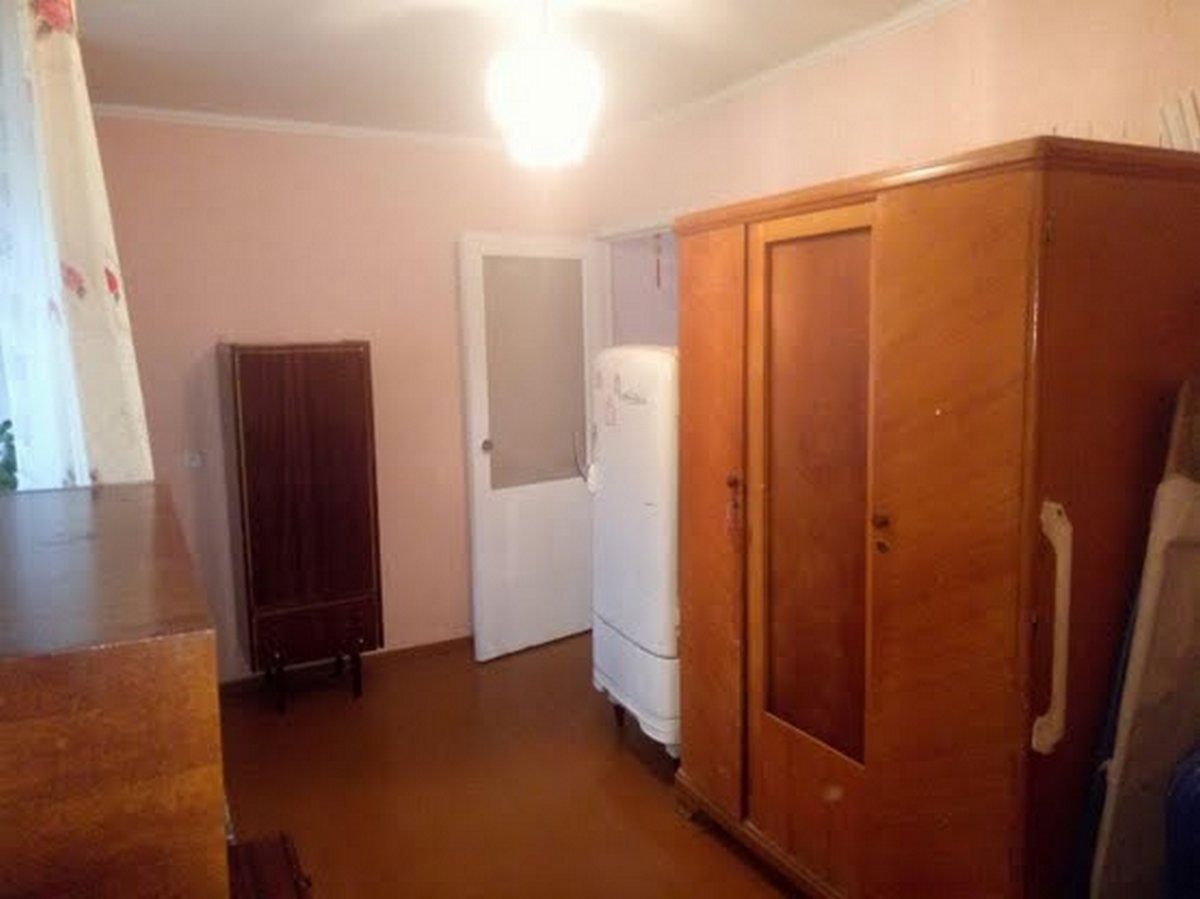 В комнате не очень много места В комнате не очень много места