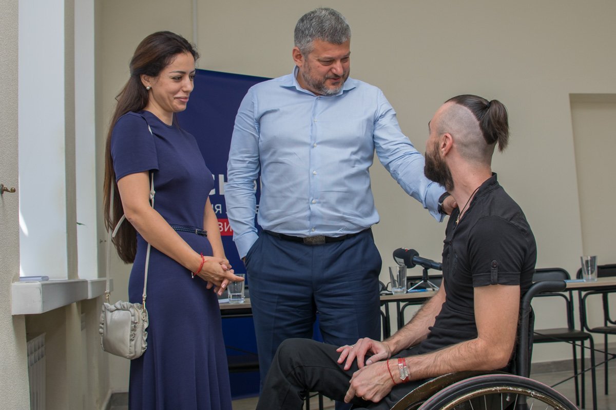 Замина Байрамова и Сергей Логутенко общаются со слушателем