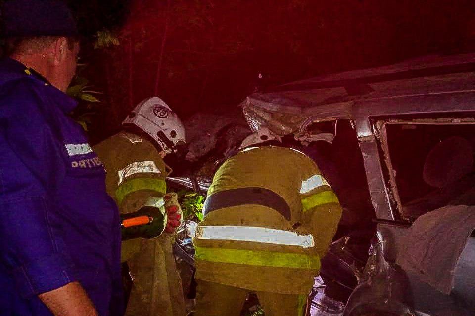 После столкновения, автобус завода вылетел в кювет и перевернулся на правую сторону После столкновения, автобус завода вылетел в кювет и перевернулся на правую сторону