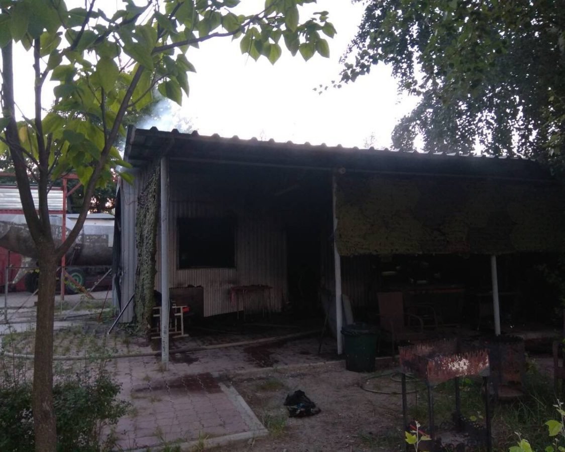 По неизвестным причинам на территории яхт-клуба загорелся жилой дом По неизвестным причинам на территории яхт-клуба загорелся жилой дом