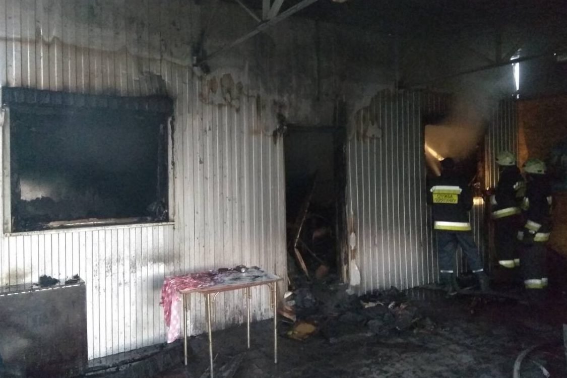 На борьбу с огнем у спасателей ушло около часа На борьбу с огнем у спасателей ушло около часа