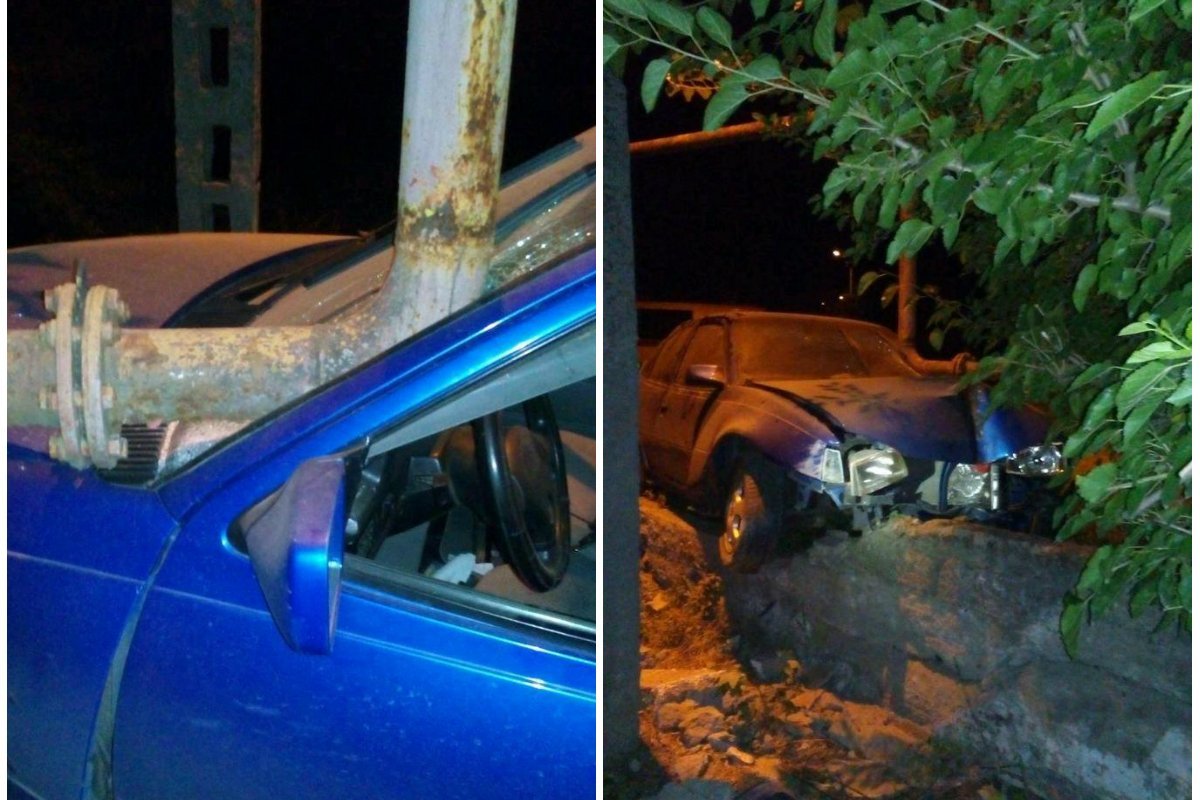 Предварительно, водитель иномарки потерял управление и врезался в газовую трубу