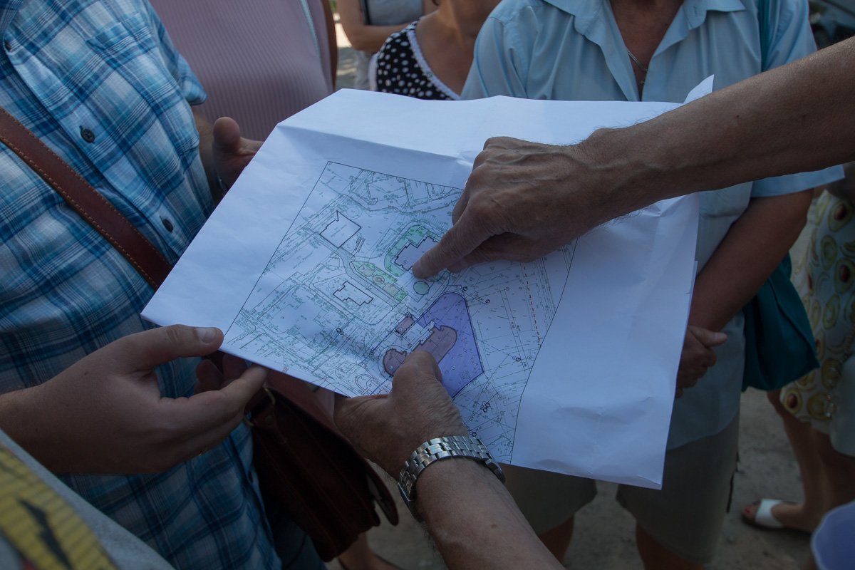 Строители показывают пути проезда