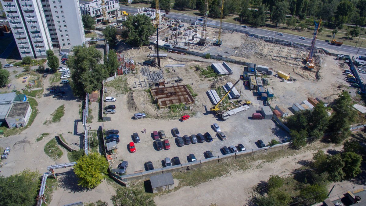 Рядом с домом строят сразу несколько объектов