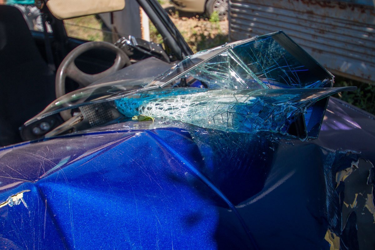 У мужчины изрезаны руки и лицо