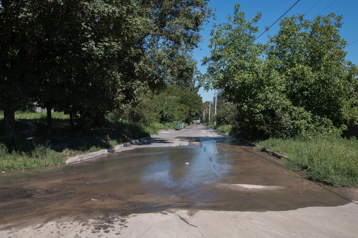 По словам местных жителей, зимой из-за гололеда ездить здесь невозможно