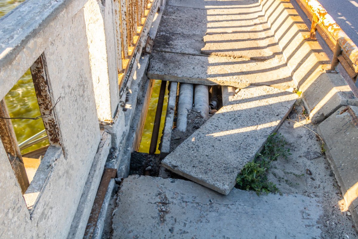 На Новом мосту рассыпается тротуар На Новом мосту рассыпается тротуар