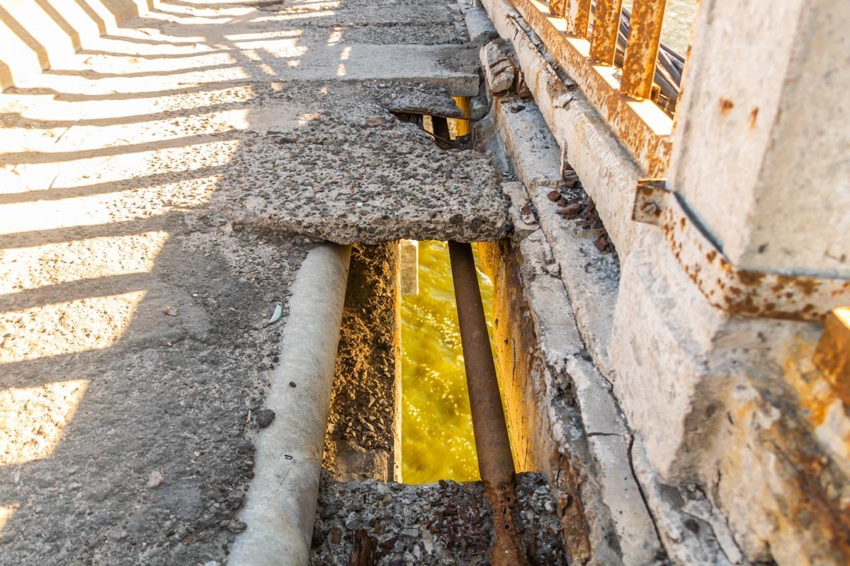 На мосту образовались огромные ямы На мосту образовались огромные ямы