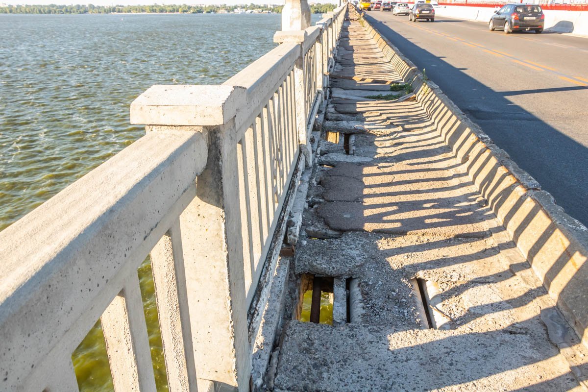 Ямы встречаются вдоль всей пешеходной части Ямы встречаются вдоль всей пешеходной части