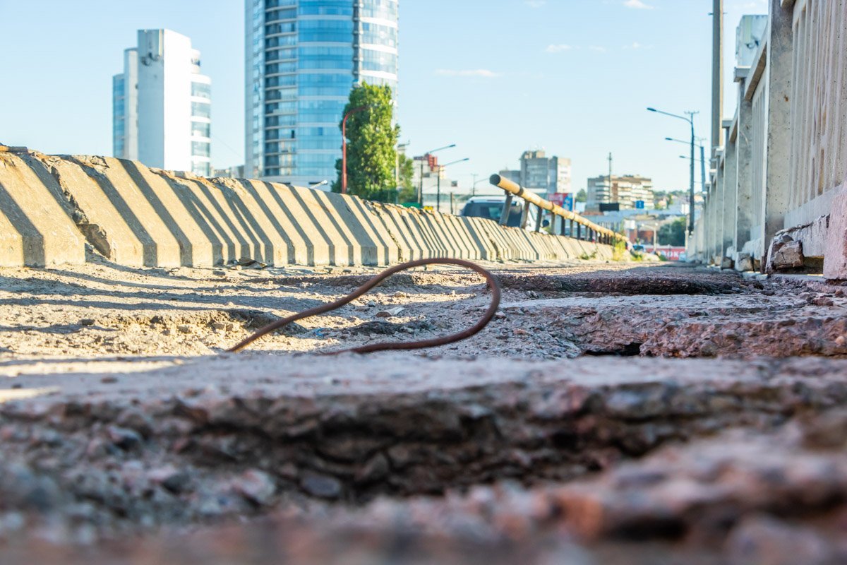 На дороге можно встретить и часть арматуры На дороге можно встретить и часть арматуры