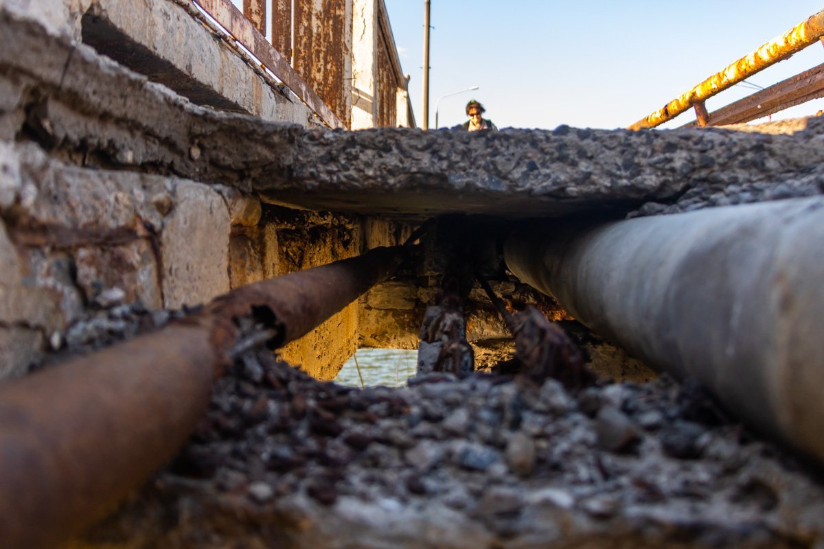 Советуем аккуратно пересекать мост пешком Советуем аккуратно пересекать мост пешком