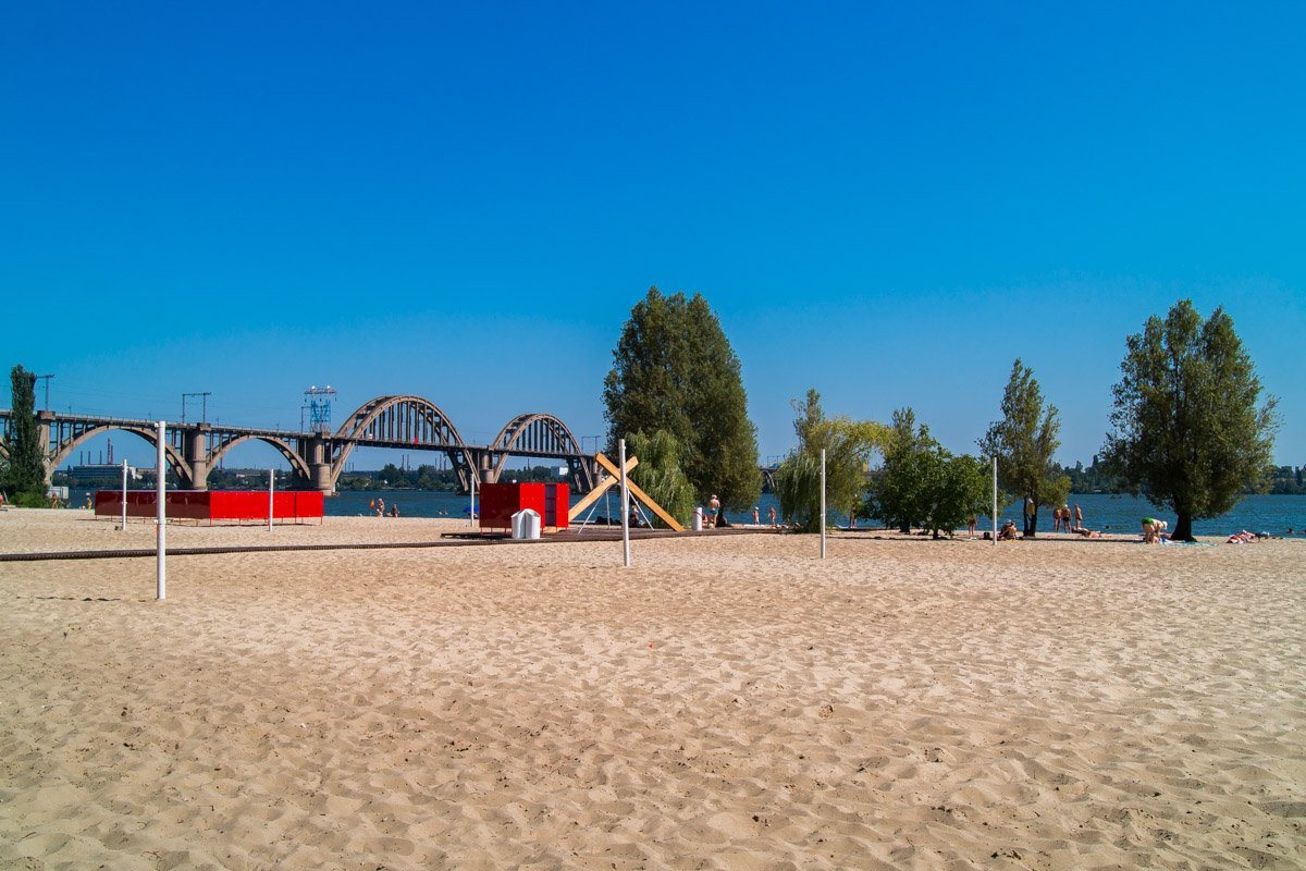 На пляже уже отдыхают горожане