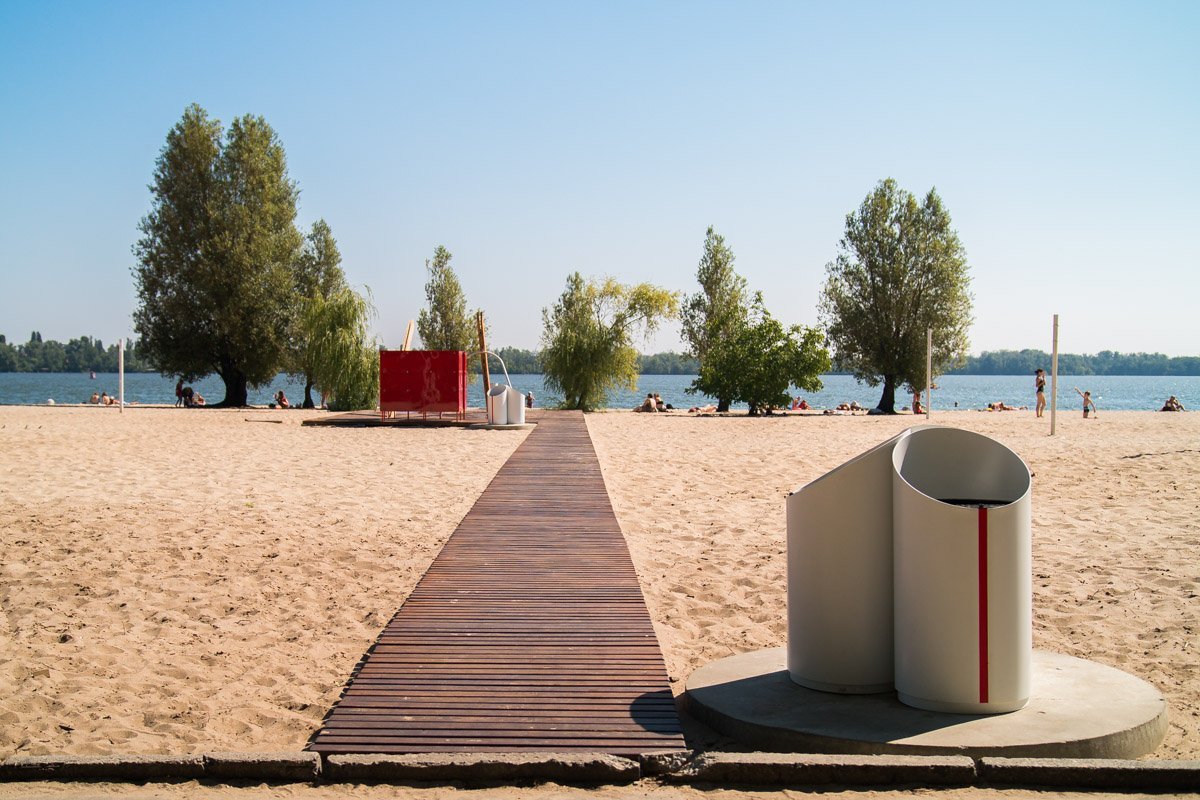 Новые мусорные баки и дорожка к воде