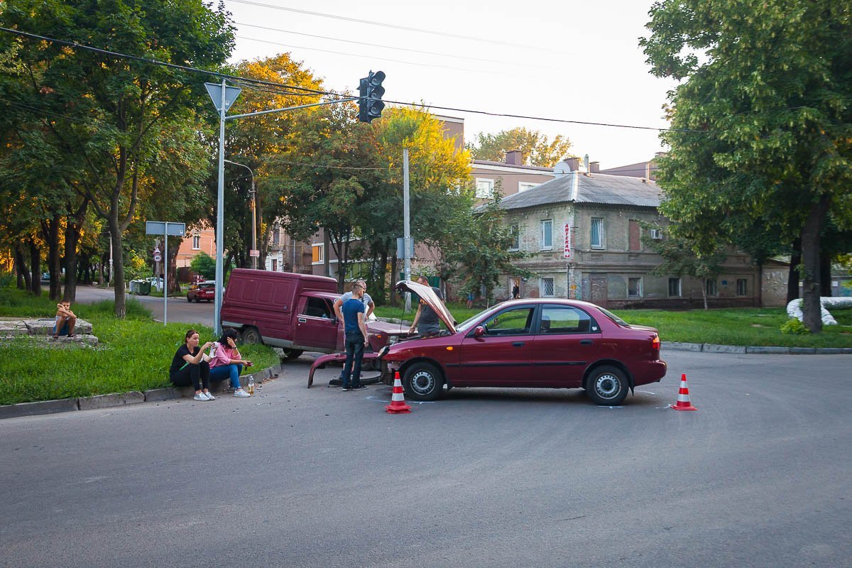 Авария произошла на перекрестке улиц Владимира Антоновича и Философской Авария произошла на перекрестке улиц Владимира Антоновича и Философской