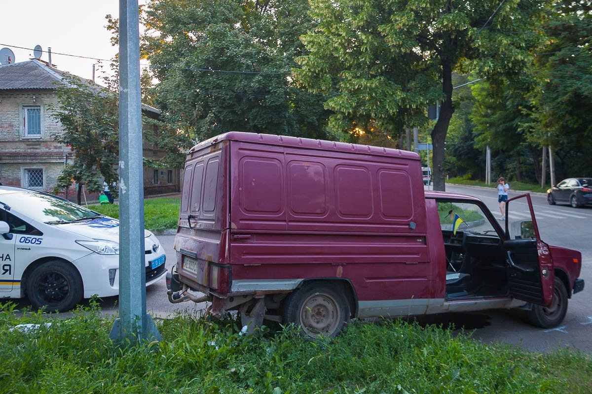 От удара "пирожок" развернуло и отнесло к обочине От удара "пирожок" развернуло и отнесло к обочине