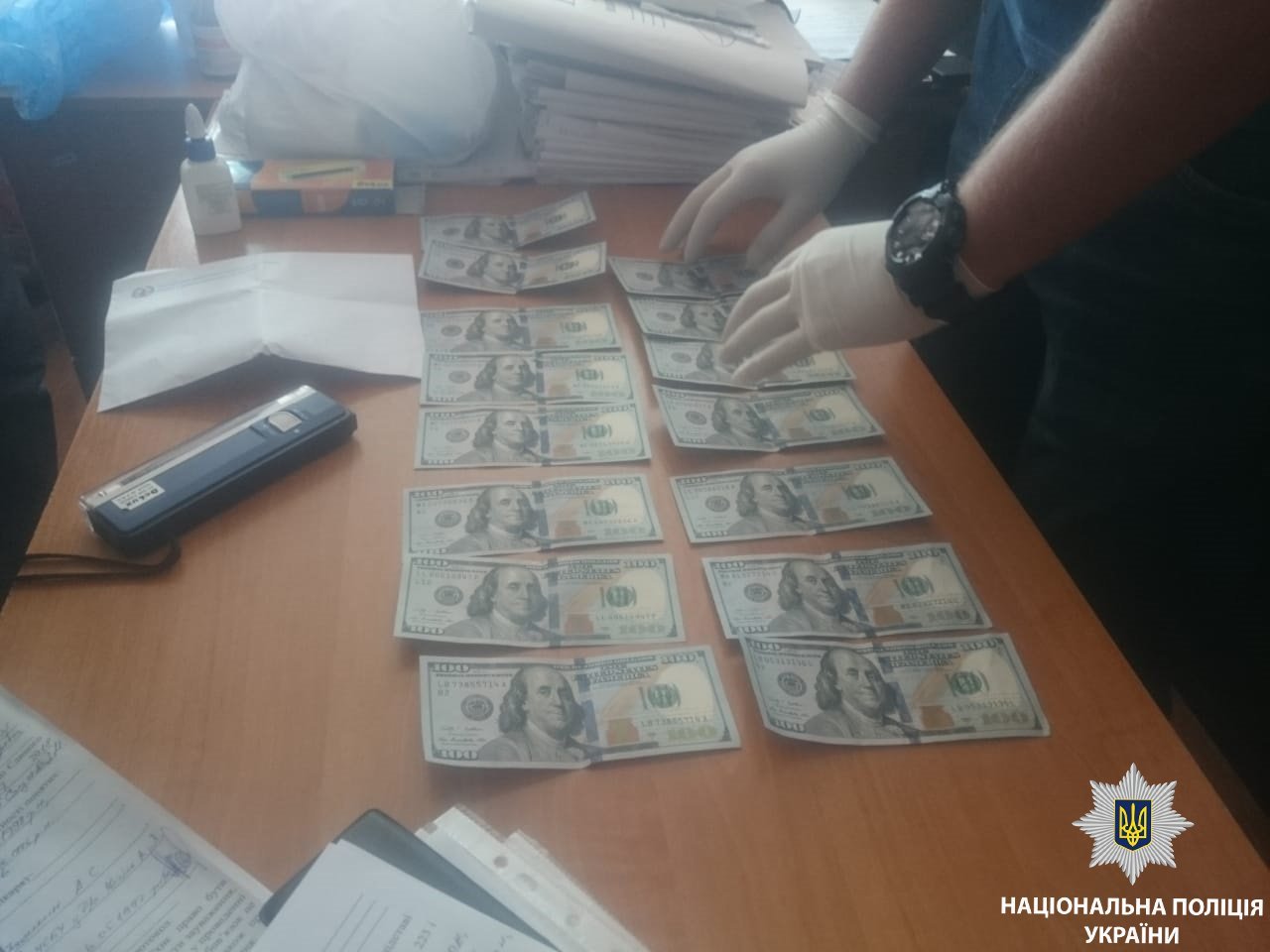 В Днепре чиновник снимал аресты с имущества за 1500 долларов 1