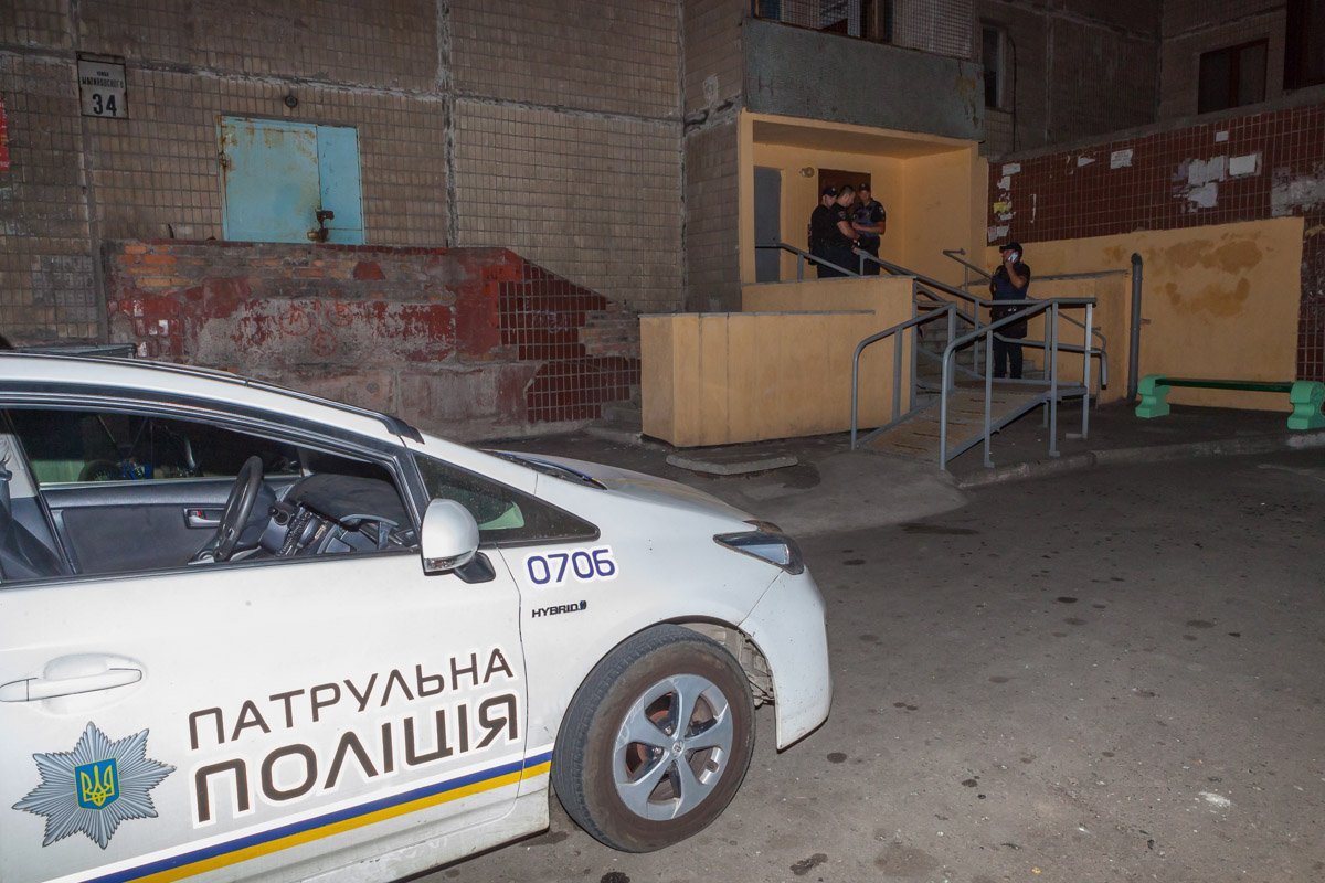 В Днепре возле супермаркета "АТБ" мужчину ударили пистолетом по голове 