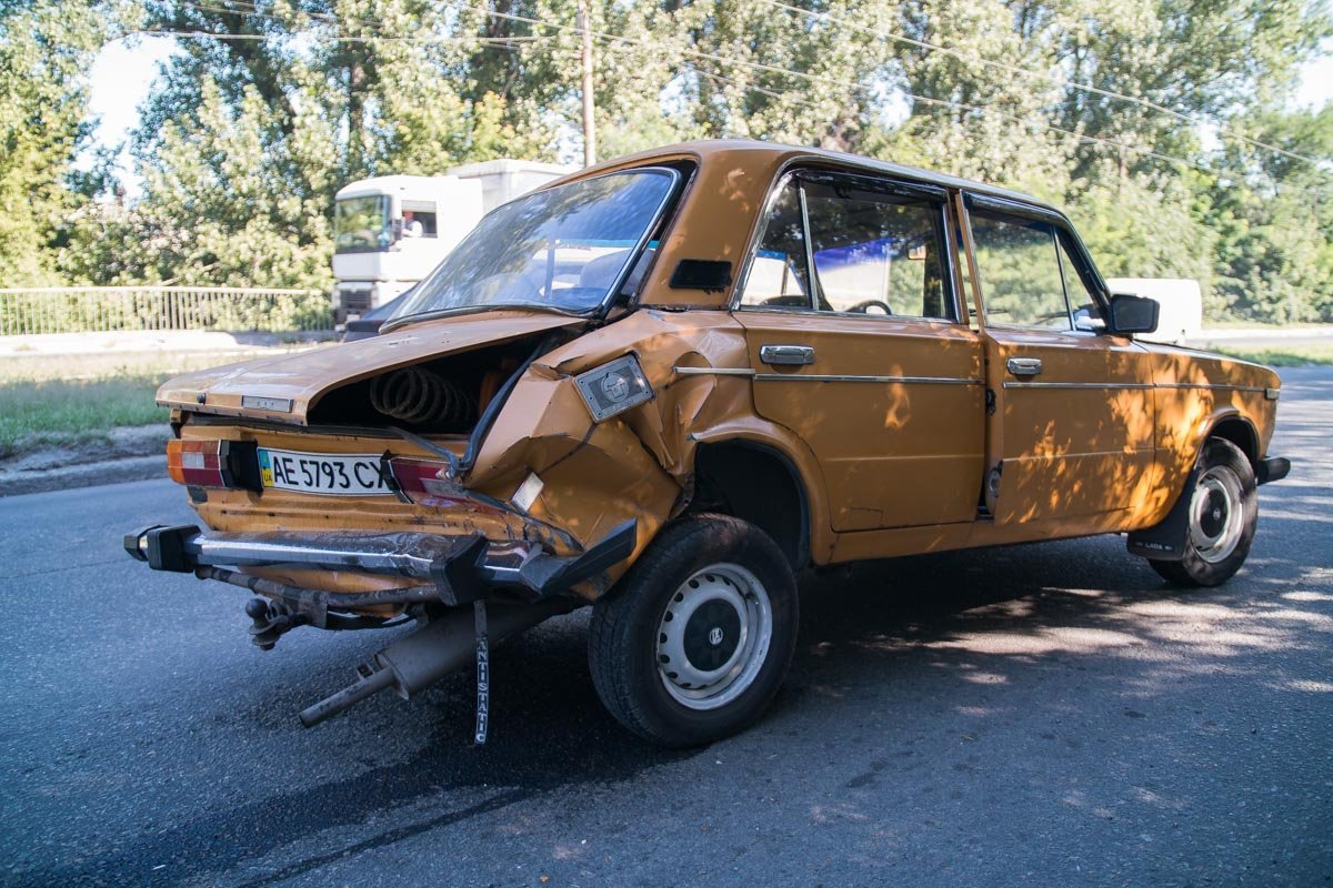 ВАЗ-2106 притормозил, чтобы объехать яму ВАЗ-2106 притормозил, чтобы объехать яму