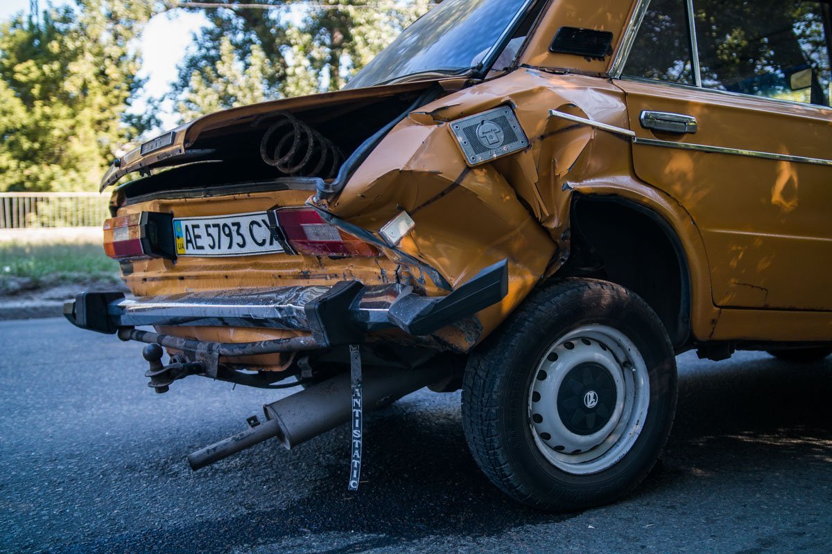 В результате столкновения "Жигули" получили значительные повреждения В результате столкновения "Жигули" получили значительные повреждения