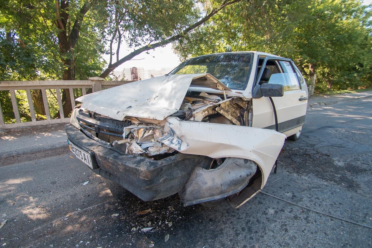 ВАЗ-2108 не выдержал безопасную дистанцию ВАЗ-2108 не выдержал безопасную дистанцию