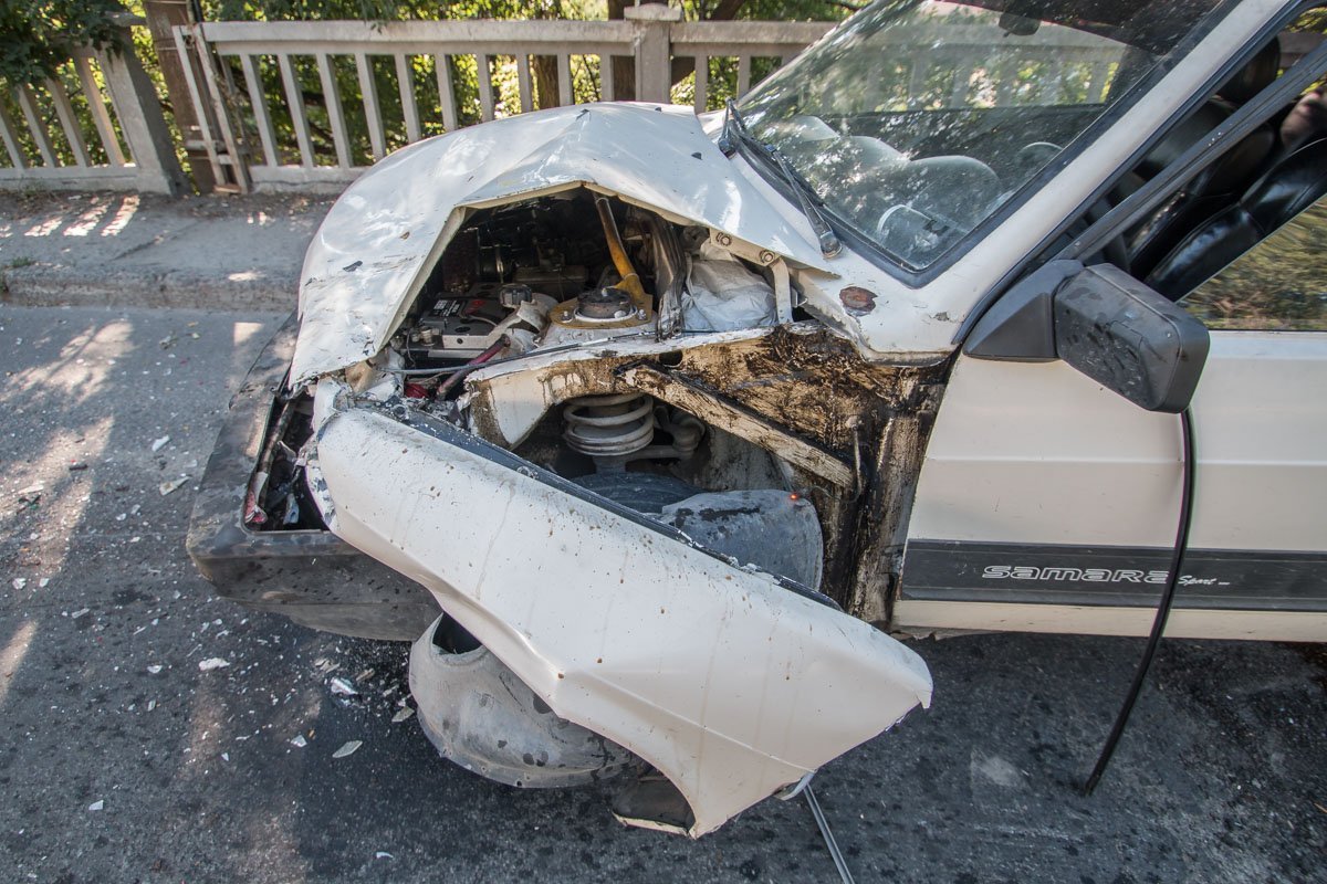 Удар был настолько сильным, что у авто согнулся капот Удар был настолько сильным, что у авто согнулся капот