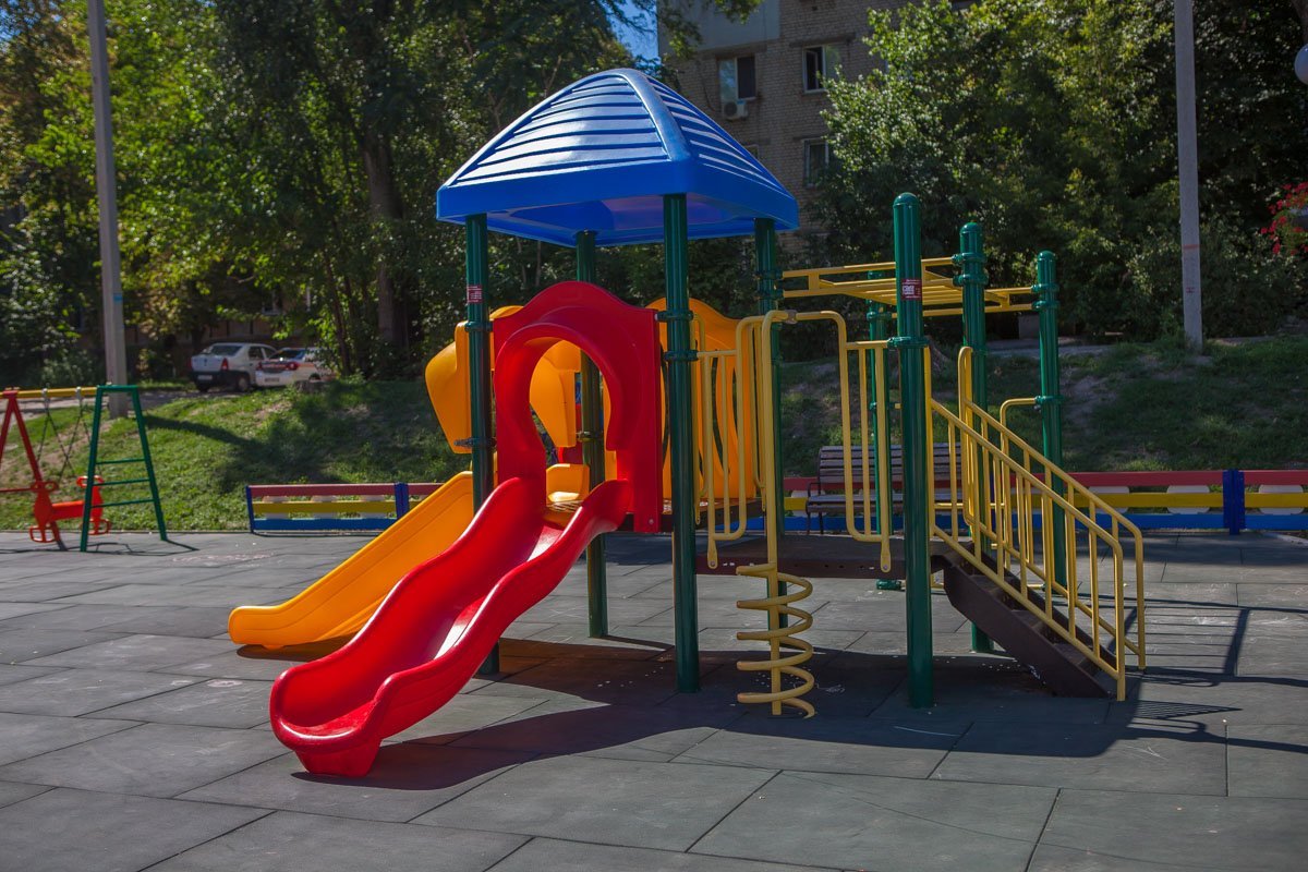 Площадка стоит на мягком покрытии Площадка стоит на мягком покрытии