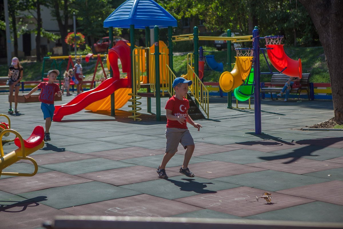 Детишки нашли место для досуга Детишки нашли место для досуга