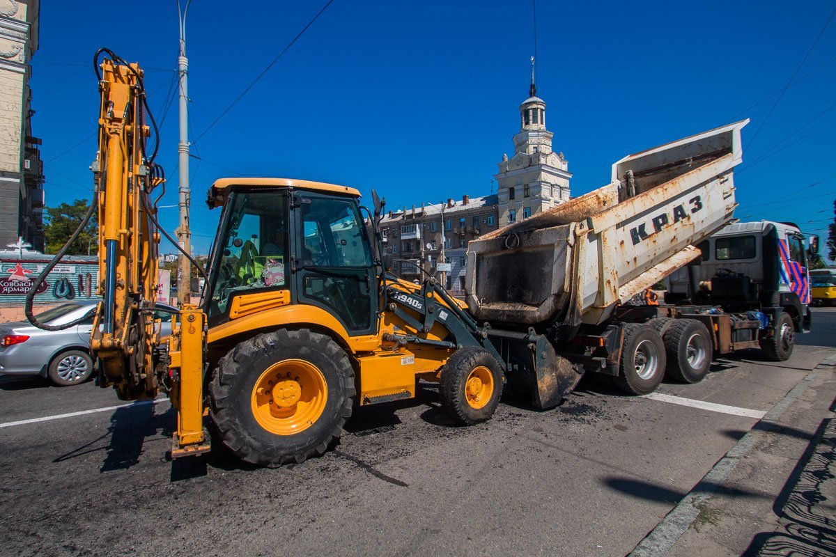На перекрестке Криворожской и Рабочей проходит ремонт возле трамвайных путей