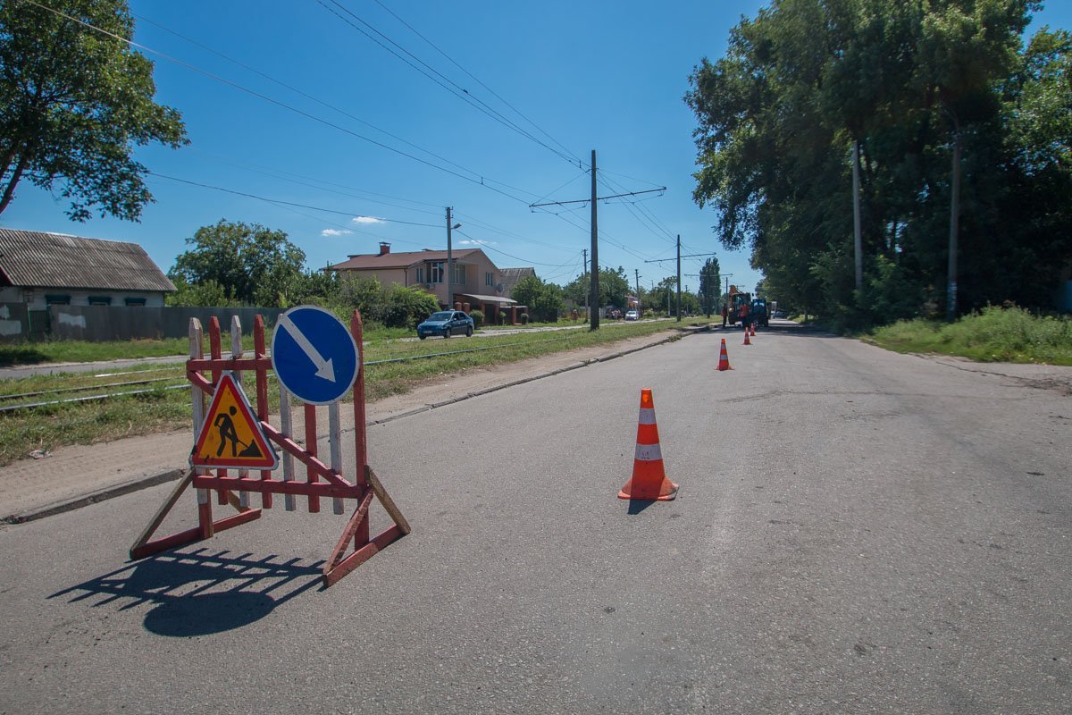 На проспекте Металлургов часть дороги, на которой проходит ремонт - огородили конусами