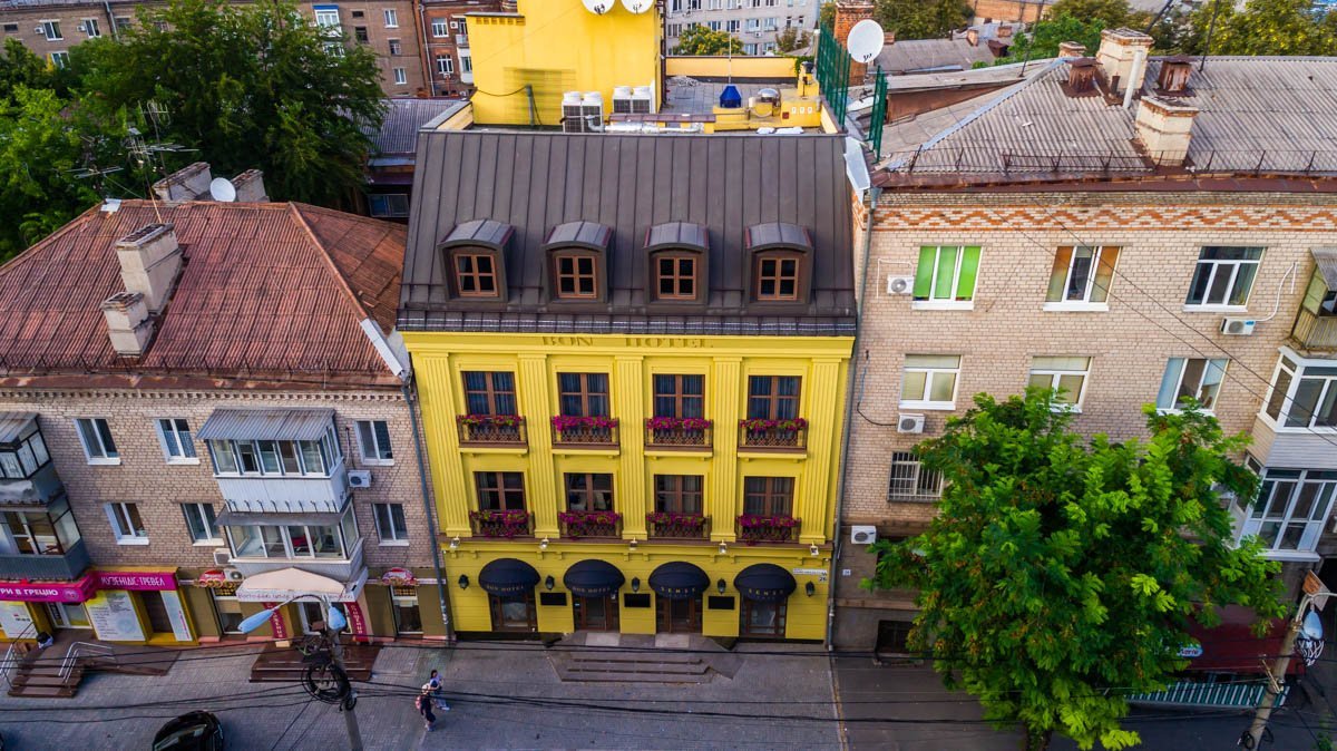 На городских форумах поговаривают, что когда-то давно на территории дома № 26, на Староказацкой, располагался доходный дом на 6 квартир На городских форумах поговаривают, что когда-то давно на территории дома № 26, на Староказацкой, располагался доходный дом на 6 квартир