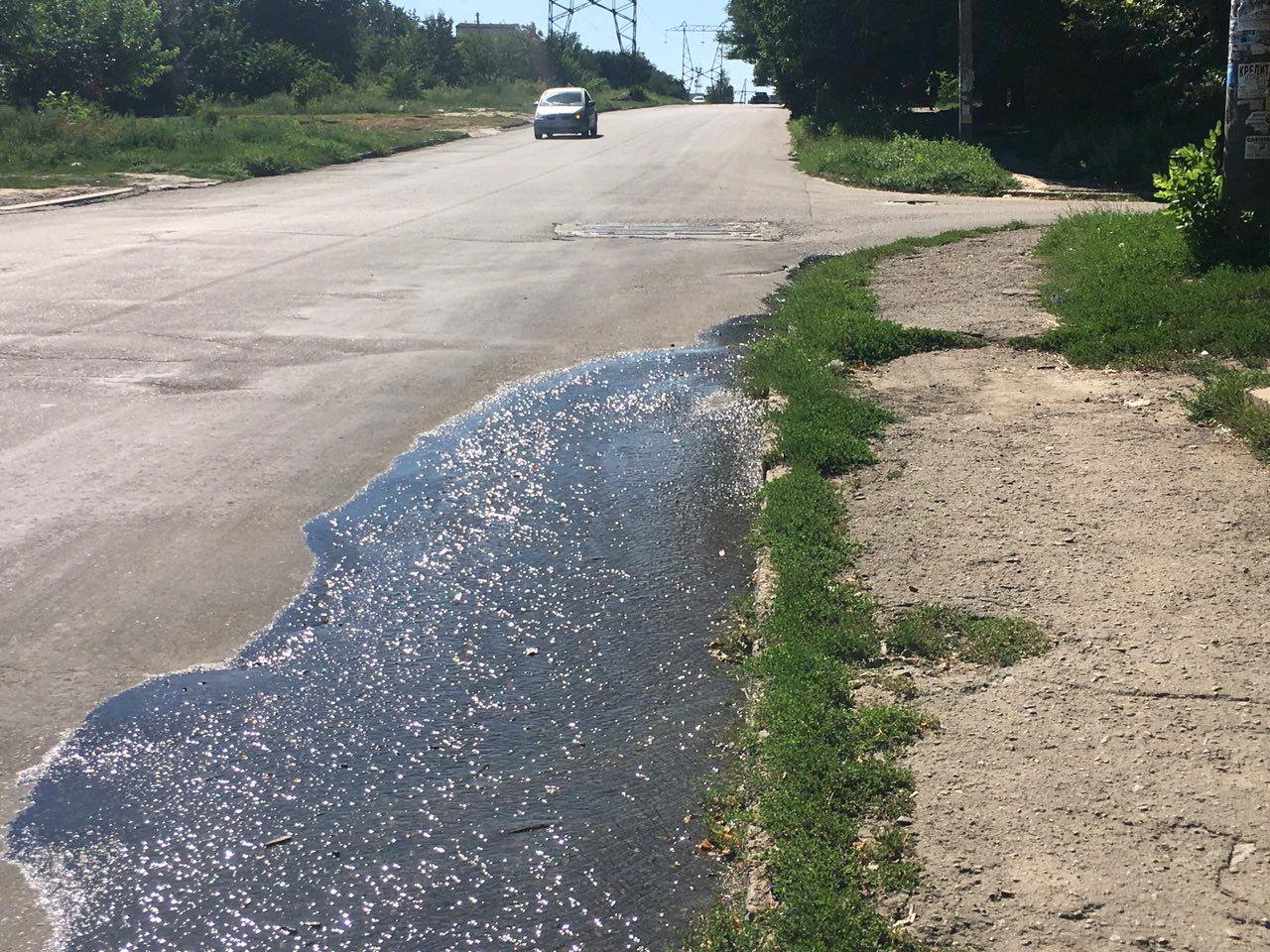 Из люка вода бежит из самого утра Из люка вода бежит из самого утра